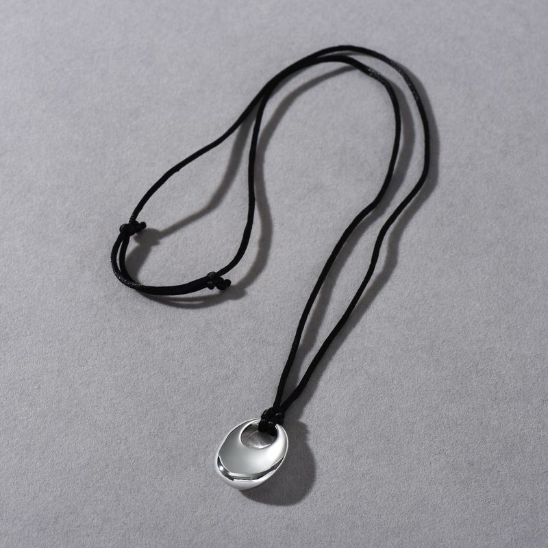 Collier pendentif goutte géométrique minimaliste pour femme avec cordon noir réglable, à porter au quotidien, à retirer, tendance, en métal argenté_voghion.com