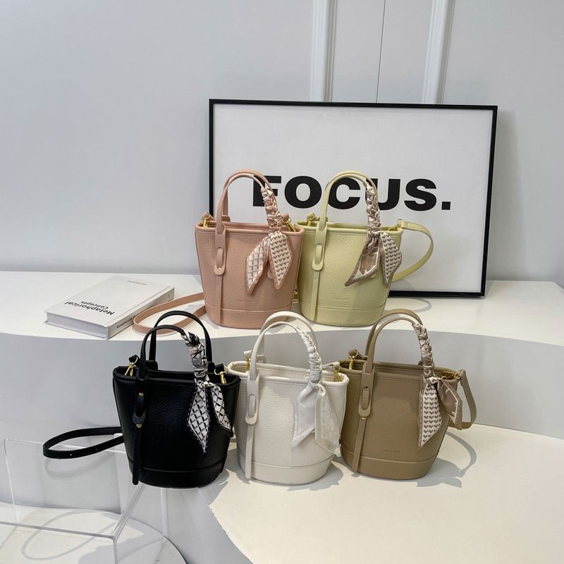 Beibei Shangpin 2024 Nuova nicchia Moda Sciarpa Contrasto Colore Secchiello Portatile Monospalla Obliqua Cavalletto Borsa da Donna_voghion.com