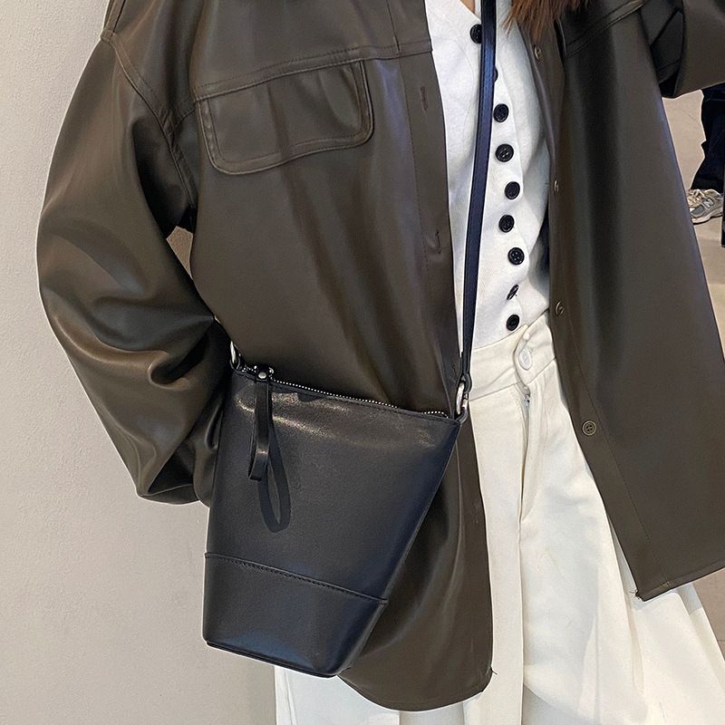 Borsa a tracolla versatile in vera pelle, modello Niche Bucket per donna, 2025, nuova moda per telefono, sottobraccio_voghion.com