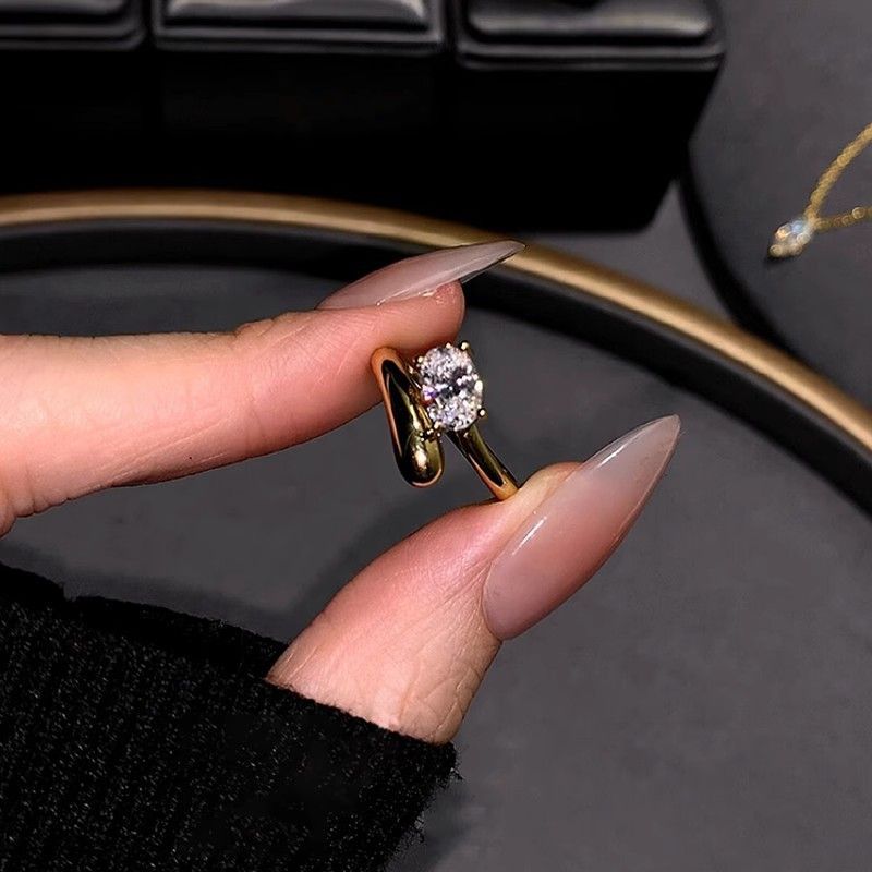 Kyyhkysenmuna-zirkoni naisille, hienostunut, niche-tyylinen, monipuolinen muotoilu, kevyt luksus, huippuluokan, etusormuksen sormus_voghion.com