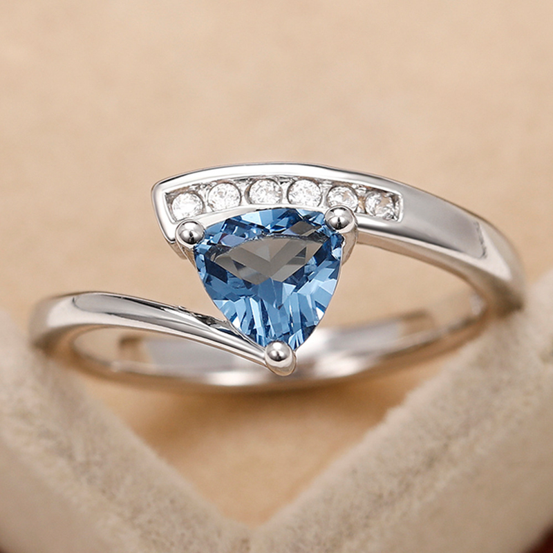 Anillo de mujer de estilo romántico y ligero con incrustaciones de tinta azul y brazo retorcido hecho a mano de Cao Shi_voghion.com