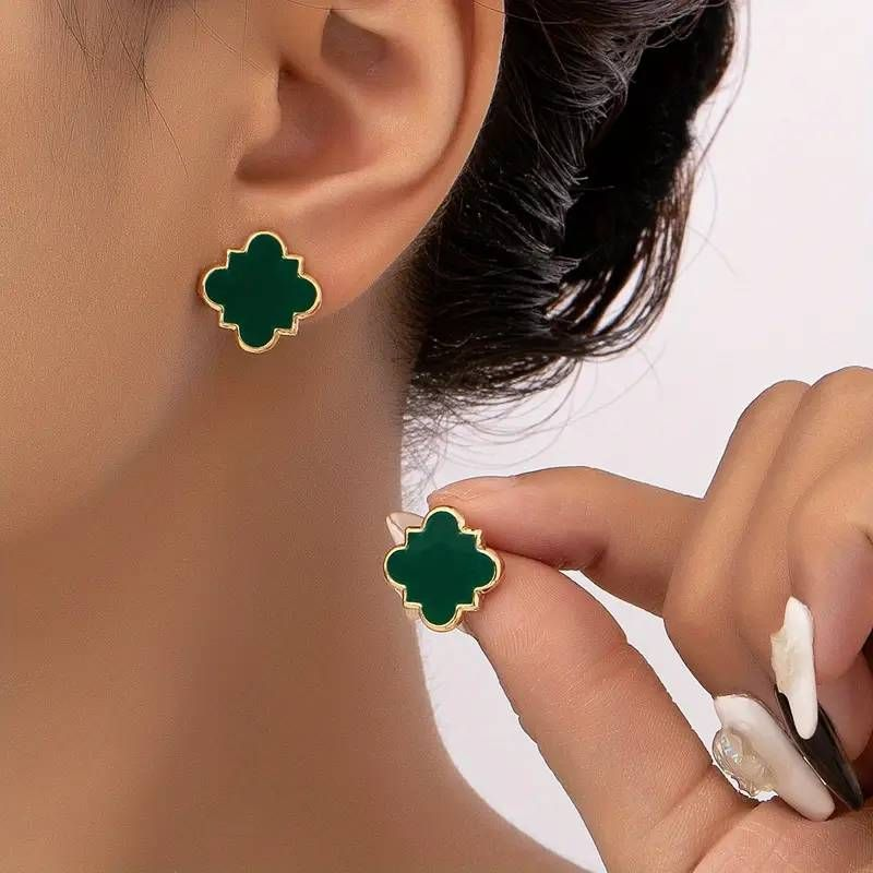 Coppia di orecchini a bottone in smalto a forma di trifoglio portafortuna, delicati ed eleganti, per un accessorio da festa di fine anno._voghion.com