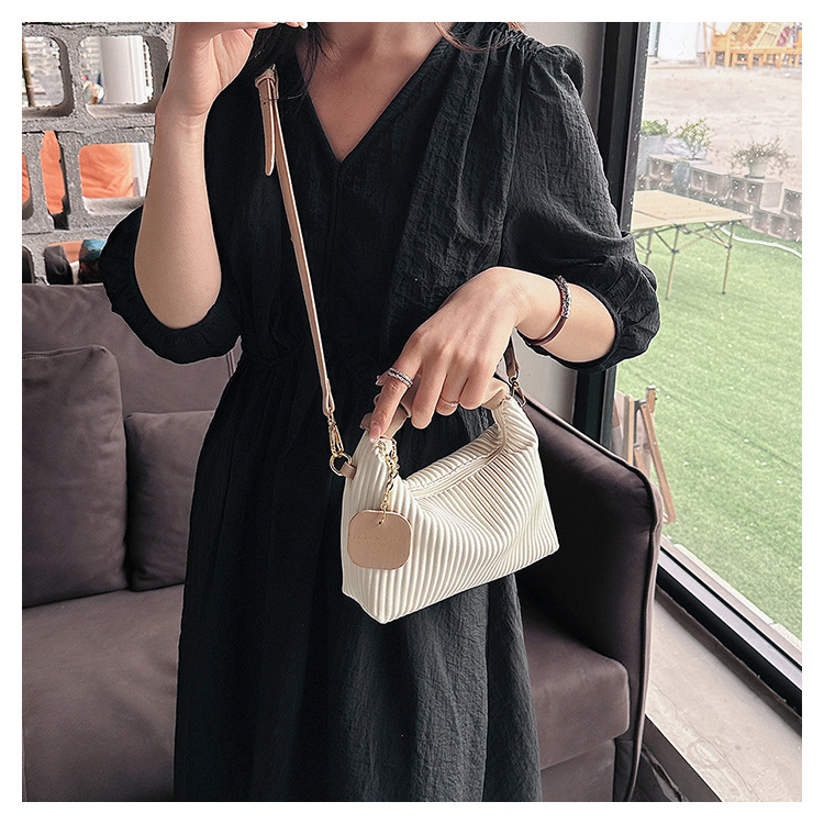 This Year's Popular Niche Design Bag Women's Pleated Handbag 2023 New Fashion high-end armpit small square bag_voghion.com