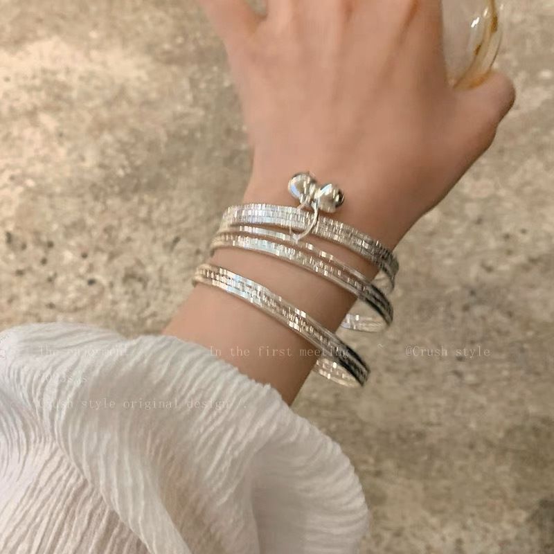 Bracciale multi-cerchio con campanella per donna, tendenza Ins, stile semplice e cool, bracciale versatile, lusso leggero, nicchia, elegante e_voghion.com