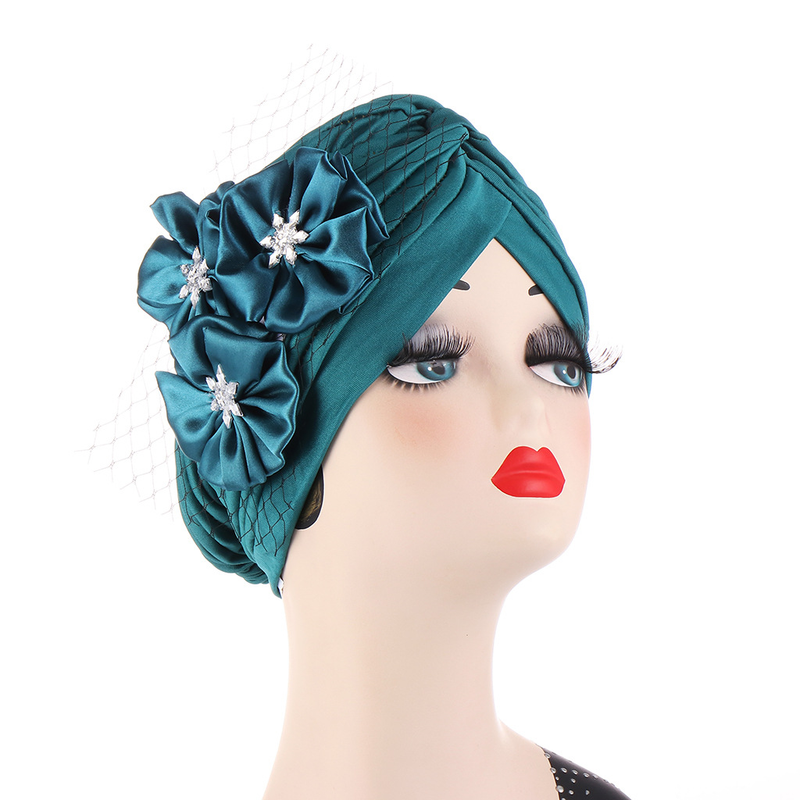 Modischer dekorativer Turban-Hut, indischer Hut, Patch-Mesh-Pullover mit drei Blumen_voghion.com
