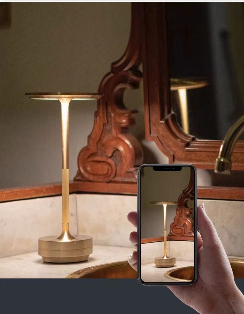 Luci notturne Lampada da scrivania touch in alluminio a forma di disco volante Lampada da tavolo per hotel e ristoranti Lampada di ricarica Lampada in metallo Decorazione Lampada da scrivania piccola retrò_voghion.com