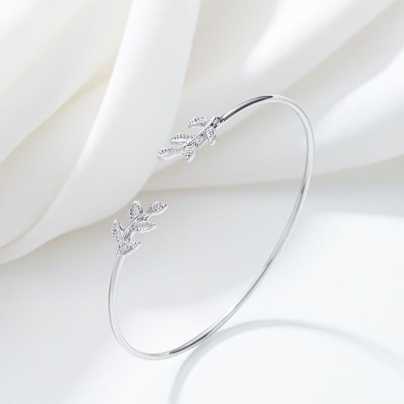 Dainty Leaf Cuff Bracelet - Hypoallergenic Stainless Steel, Lightweight & Adjustable, Boho Chic Jewelry_voghion.com