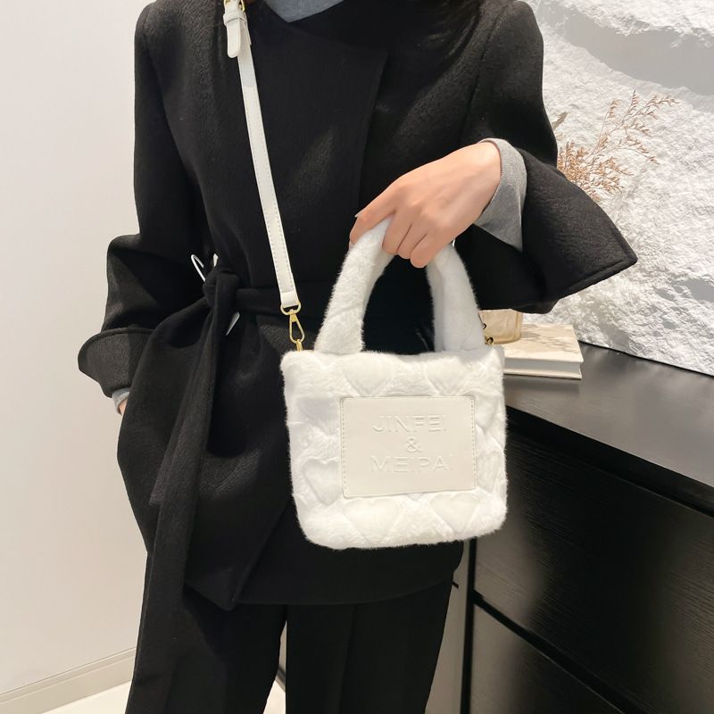 Borsa a mano con lettera, nuova borsa invernale 2024, carina, in peluche, a forma di cuore, con prodotto per il benessere._voghion.com