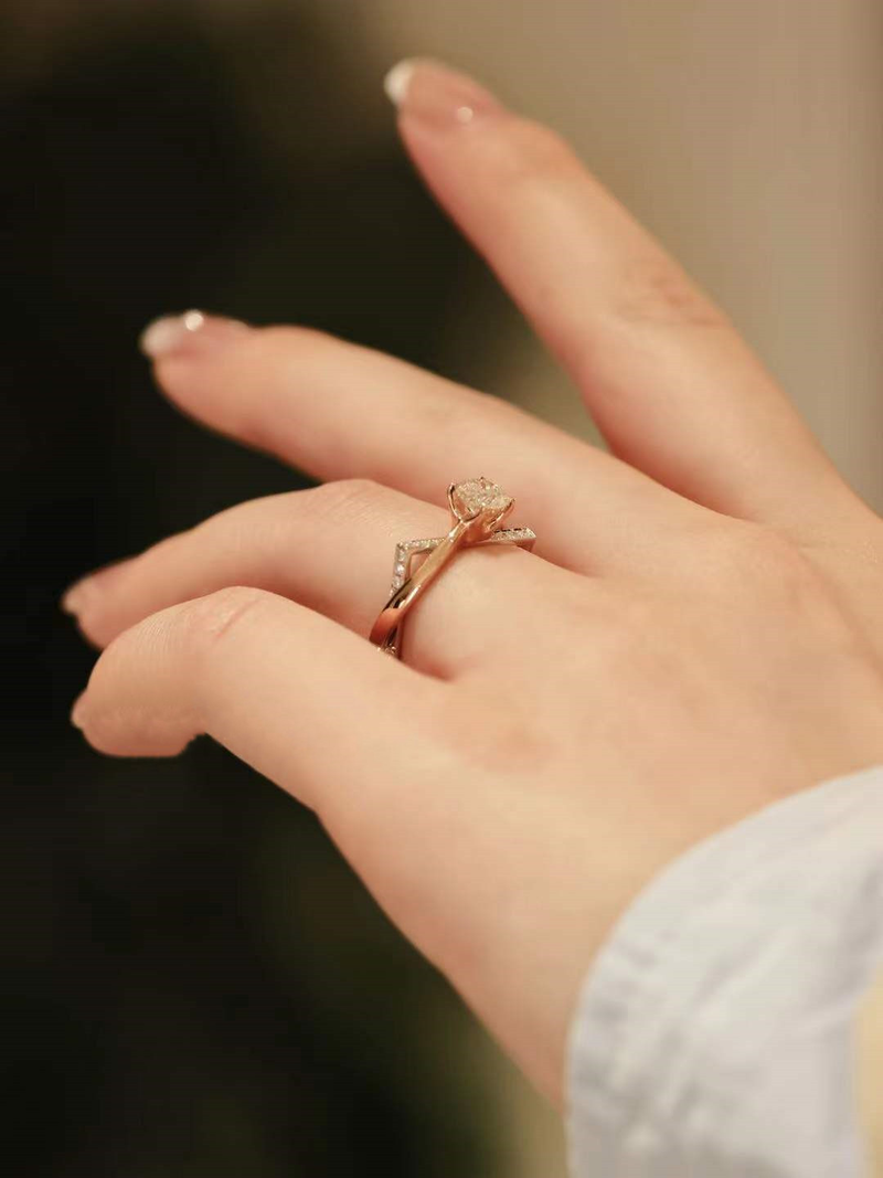 Diamante simulato rosa a doppio strato quadrato con braccio intrecciato per donna, proposta in oro con anello a quattro artigli in carati_voghion.com