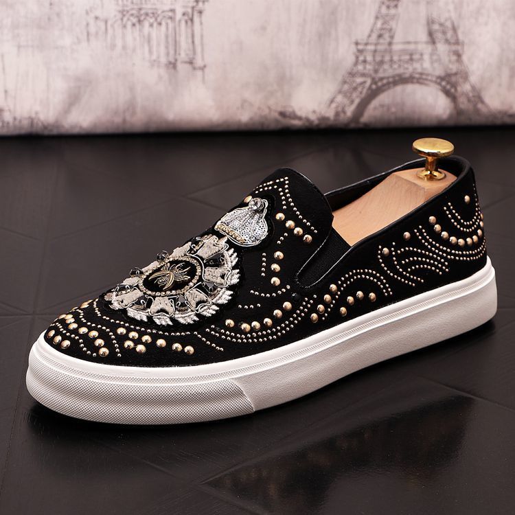 Neue lässige Nieten vielseitig einsetzbar kann mit nur einem Fuß getragen werden. Water Diamond Loafers ein spiritueller Trend für junge Männer, Männer_voghion.com