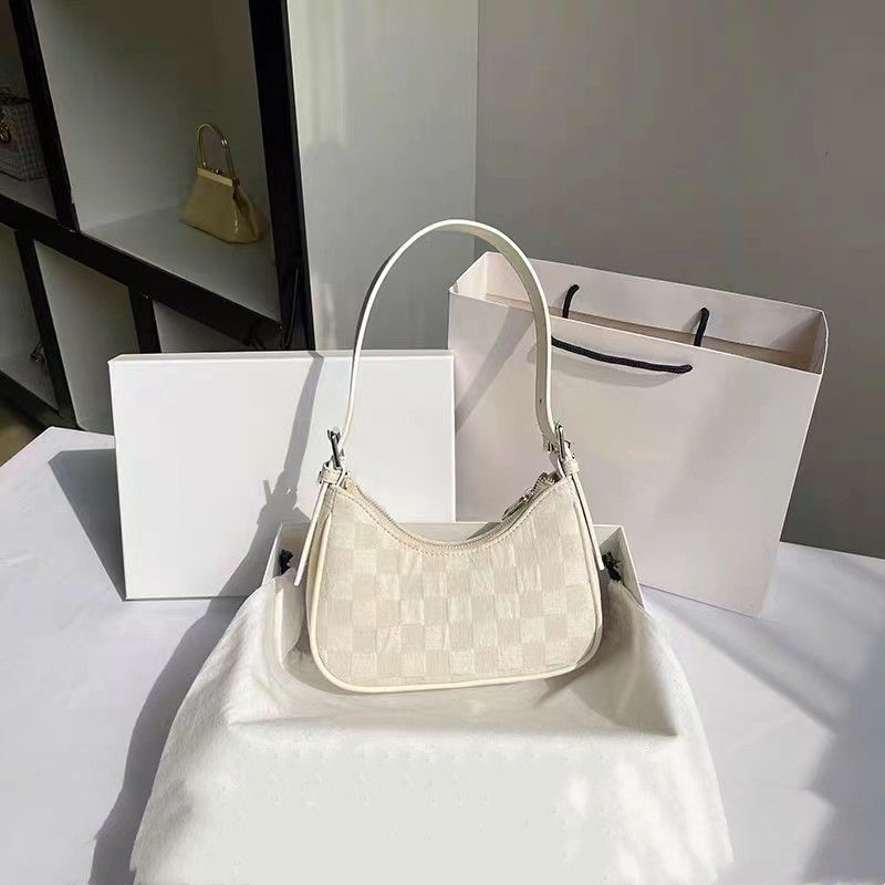 Borsa da viaggio francese con motivo a quadri alla moda per l'estate, nuova borsa piccola a forma di mezzaluna da mettere sotto le ascelle nel 2024_voghion.com