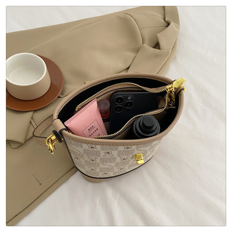 2023 Nuova borsa a secchiello stampata a quadri dal design originale di nicchia con sensazione di fascia alta, lusso leggero, borsa a tracolla versatile, borsa da donna alla moda_voghion.com