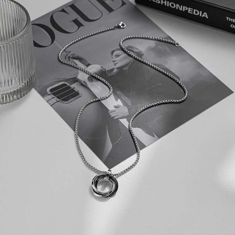 Collana minimalista in acciaio al titanio con ciondolo a tre anelli intrecciati, accessorio alla moda per uomo_voghion.com