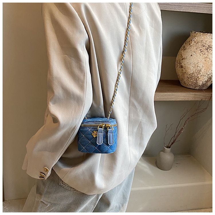 Xiaoxiangfeng Mini Lingge Chain Shoulder for Women 2024 New and Fashionable Crossbody Bag, Popular on the Internet,_voghion.com