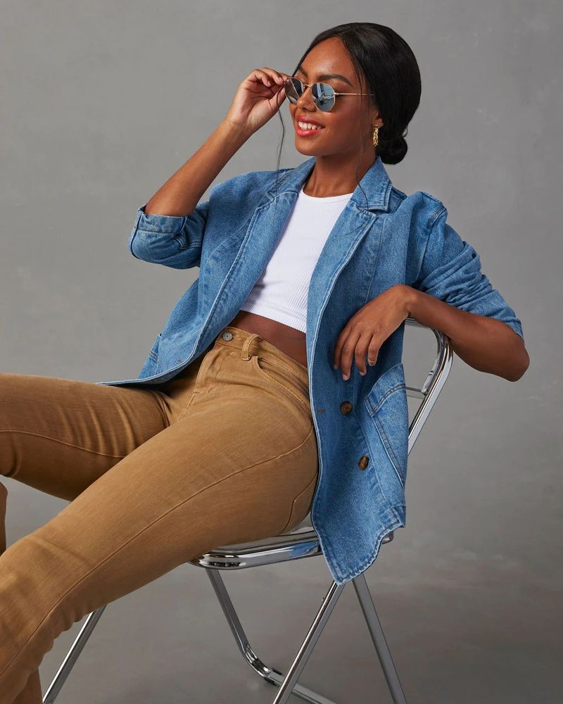 "Klassische, verwaschene Jeansjacke für Damen in Blau – Lässig und stylisch für den Alltag"_voghion.com