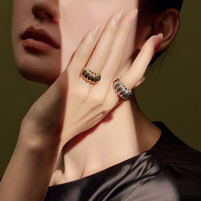 Anillo abierto con forma de cuerno de plata, hilo liso, estilo INS chapado en oro, anillo de lujo con luz explosiva que combina con todo_voghion.com