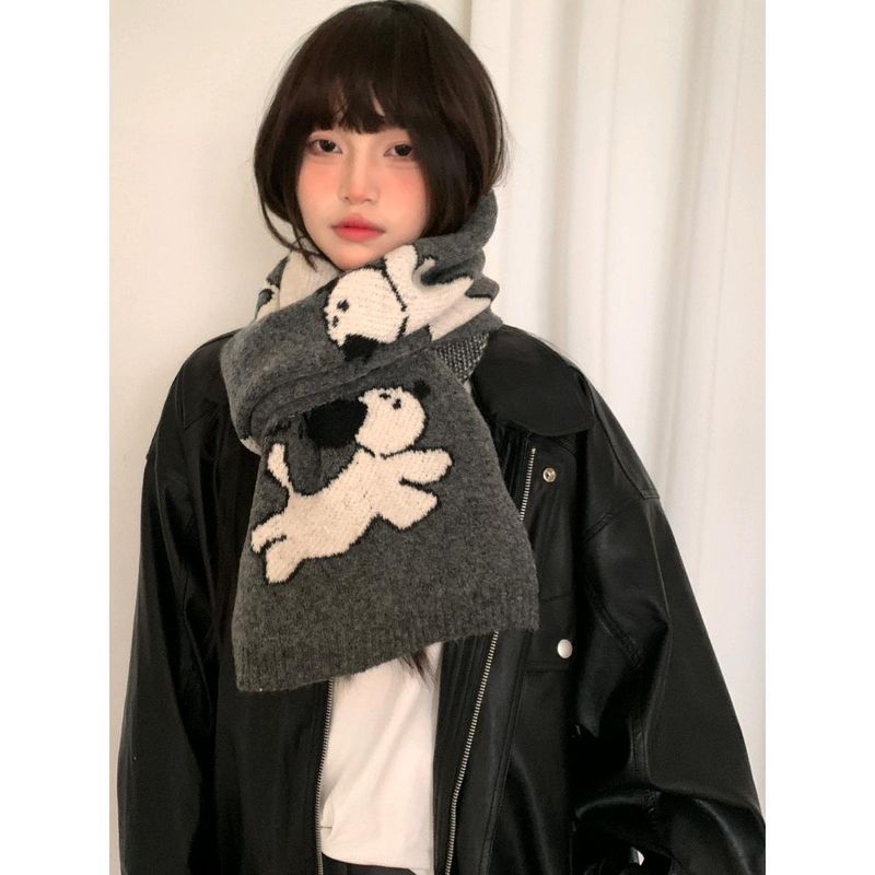 Cane simpatico cartone animato con donne in maglia di lana in stile coreano, creando un'atmosfera autunno inverno. Calda sciarpa versatile per_voghion.com