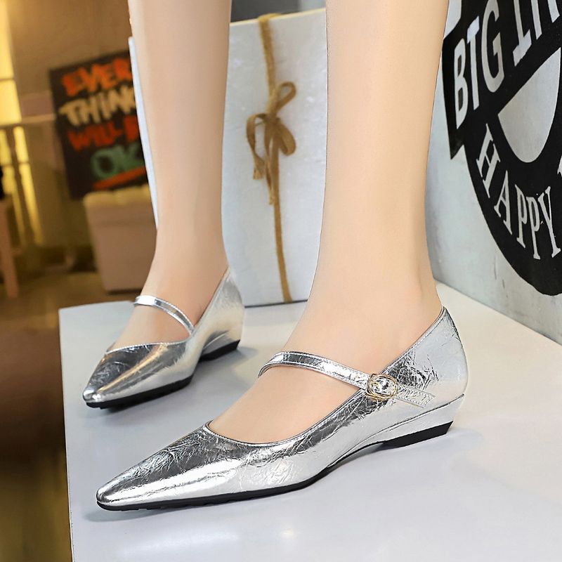 3683-13 Modische und stilvolle Damenschuhe mit flacher Öffnung, schrägem Absatz, diagonalem Strohhalm, dekorativem Handgriffmuster,_voghion.com