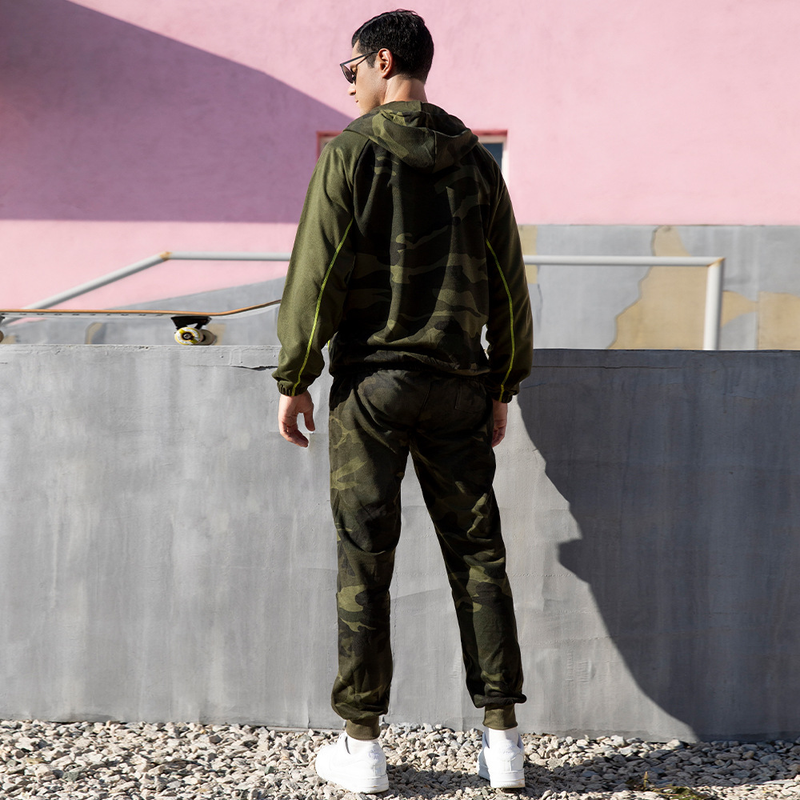 Set sportivo e per il tempo libero oversize autunno inverno, cardigan mimetico con cappuccio patchwork da uomo in due pezzi_voghion.com