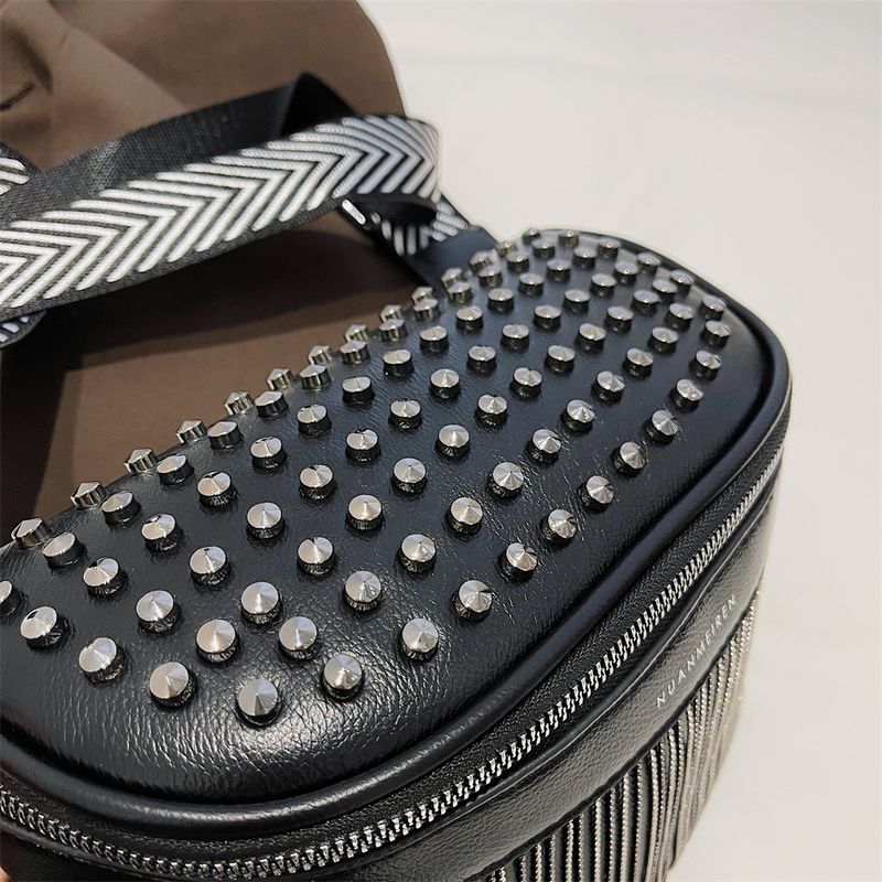 Luxus Frau Brust Mode Quaste Leder große Kapazität Crossbody Sling Frauen Taille Tasche Casual Niet Design Reise Sac_voghion.com