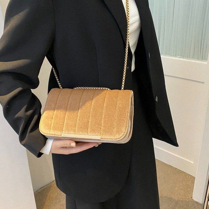 Trendy Gold Samt Kette für Frauen 2024 Neue modische vielseitige kleine Quadrat mit Diamant Gitter Stickgarn_voghion.com