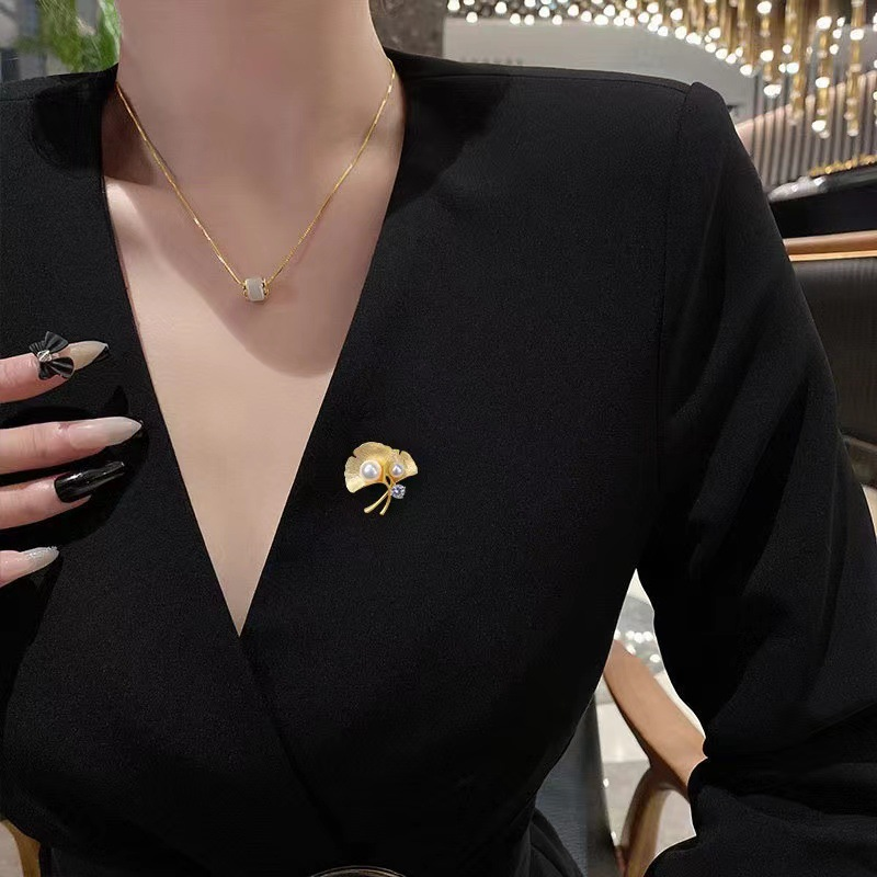 Spilla da donna con foglia di ginkgo perlata con rete antiriflesso, spilla decorativa in oro rosso opaco per capispalla, abito, abbigliamento fisso_voghion.com