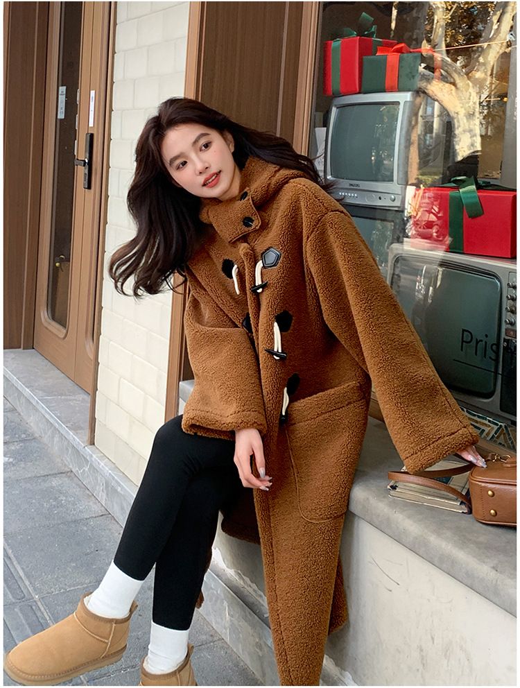 Luxuriöser Kunstpelzmantel mit Kapuze für Damen – extralange Winterjacke mit weichem Sherpa-Futter, eleganten Knopfdetails und übergroßer Passform_voghion.com