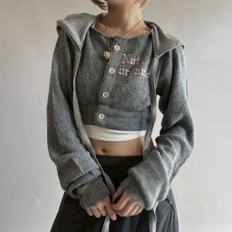 Cardigan con cappuccio retrò e ricamo di lettere – Maglione corto in maglia aderente con coulisse in vita (cappuccio oversize, elemento essenziale per lo streetwear)_voghion.com