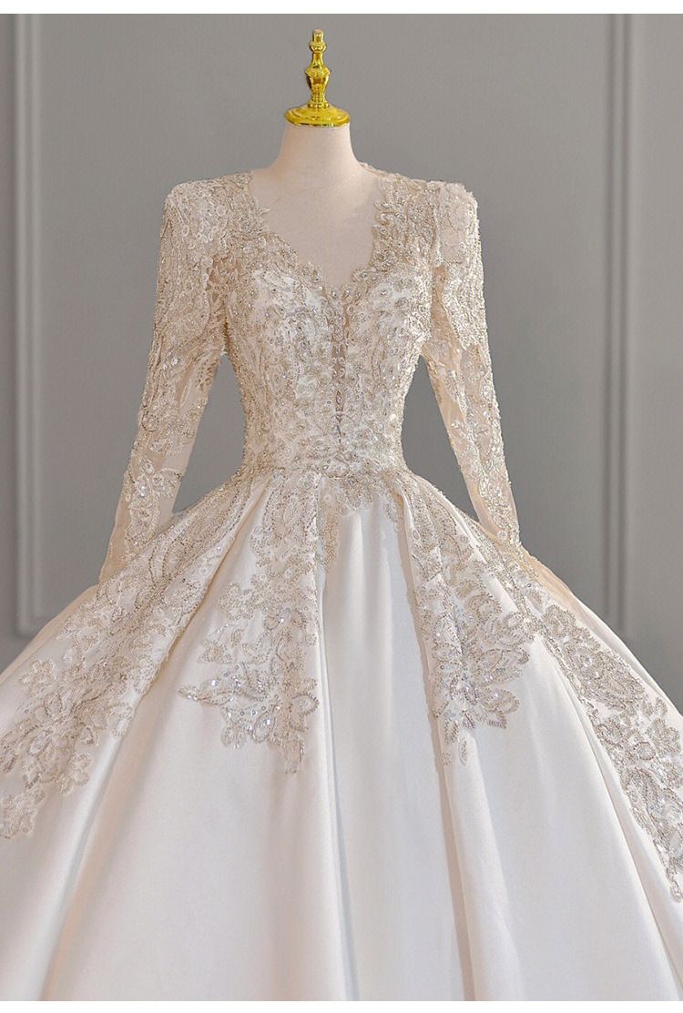 Elegante abito da sposa francese con maniche lunghe, scollo a V, abito da ballo in raso con dettagli in pizzo per la sposa_voghion.com