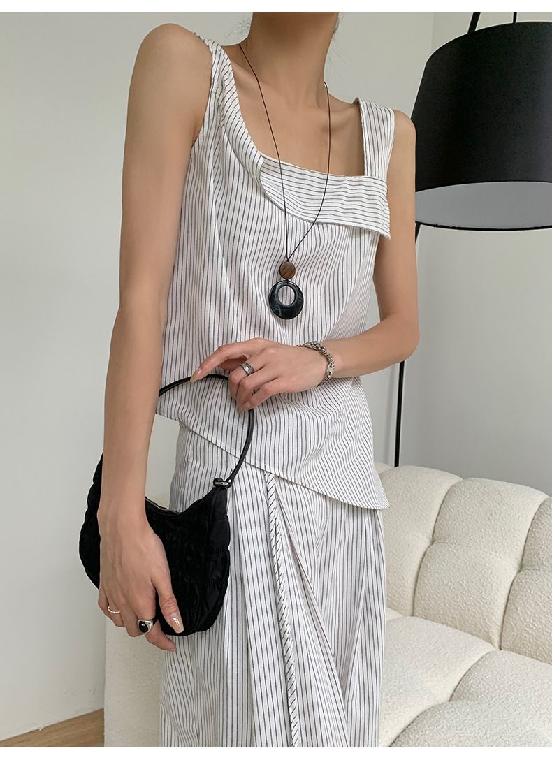 Completo composto da top senza maniche asimmetrico in stile francese e pantaloni a gamba larga in lino a vita alta - Completo estivo casual a righe per donna_voghion.com