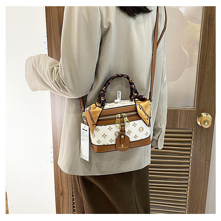 High-end female 2023 new fashion presbyopic box all-match portable shoulder Messenger cosmetic bag trend_voghion.com