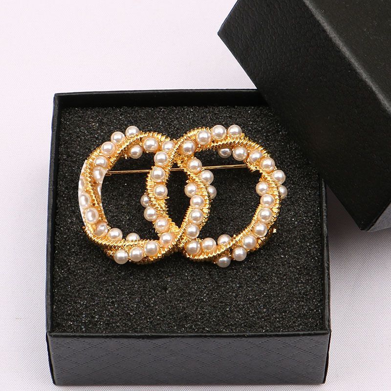 Unisex Schmuck Mode einfache brief doppel C damen micro intarsien perle glänzende brosche persönlichkeit beliebte pin twist kleine duft schmuck_voghion.com