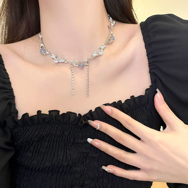 Puro desiderio ragazza calda ~ Collana in pietra di luna bianca femminile dolce fresco rete rossa collana accessori design di nicchia catena clavicola_voghion.com