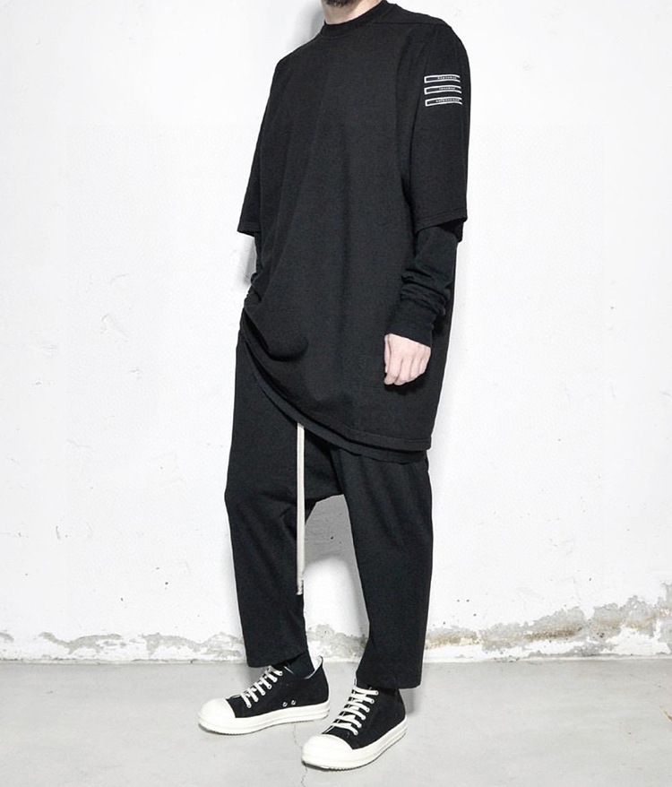 Męska koszulka z naszywką, luźna, z pięciopunktowym rękawem_voghion.com