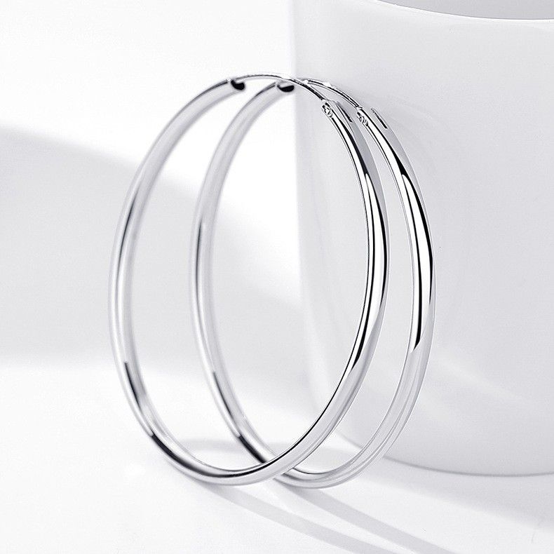 Petit groupe de style froid et indifférent, surface brillante creuse simple, boucles d'oreilles à grande bague à la mode et exagérées, femme_voghion.com