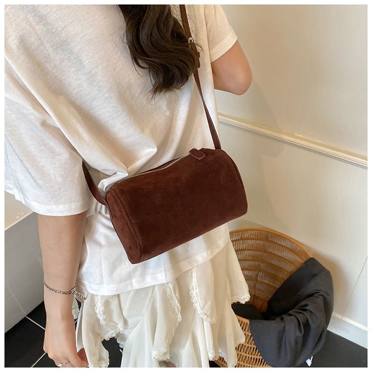 Borsa a tracolla minimalista in pelle scamosciata nera da donna autunno/inverno 2025_voghion.com