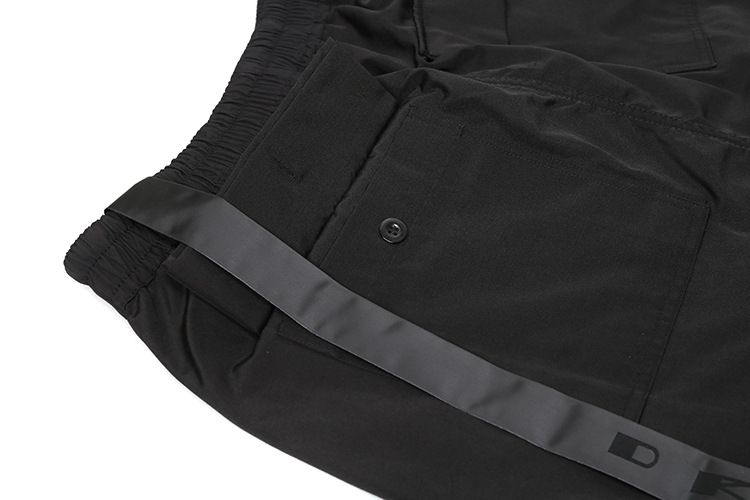 Pantaloncini da skateboard larghi e svasati con toppa a nastro scuro da uomo, casual e larghi_voghion.com