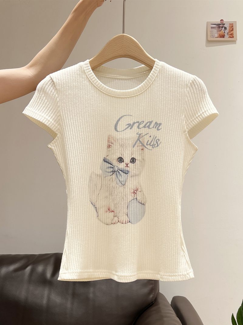 Camiseta de manga corta con estampado de gato para mujer, cuello redondo, hombros descubiertos, corte entallado, 2025_voghion.com