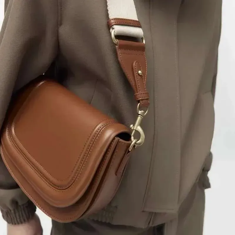 2025 Mode Klappe Designer Breiter Riemen Sattel Schultertaschen Pu Leder Crossbody Trend Kleine Telefon Geldbörsen Tasche_voghion.com