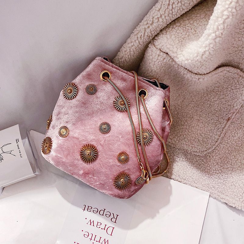 2022 Winter Neue Damenmode Samt Eimer Mit Abzeichen Dekoration, Single Shoulder Crossbody Kette Tasche_voghion.com