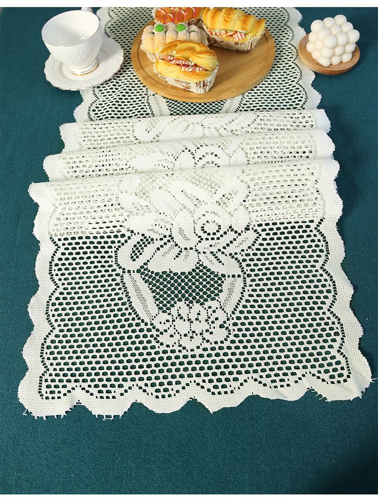 Weihnachtlicher Tischläufer mit Spitzenbesatz – Elegante Feiertags-Essdekoration für Partys und Hochzeiten_voghion.com