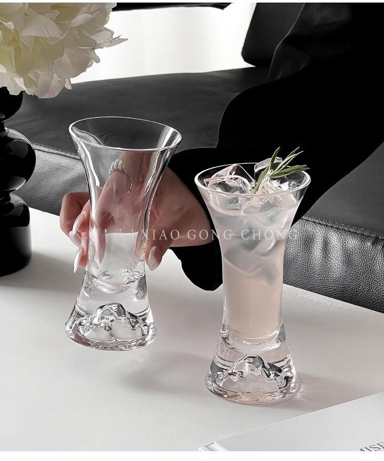 Vaso de cóctel de champán con vistas a la montaña, ideal para personas de internet de alto valor, ideal para bebidas frías._voghion.com