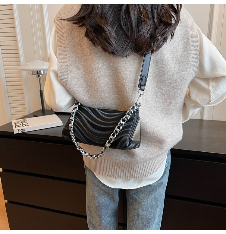 Borsa a tracolla francese transfrontaliera da donna 2023 Inizio autunno Nuova borsa a tracolla per pendolari a catena di fascia alta da donna borsa a tracolla con ondulazione dell'acqua_voghion.com
