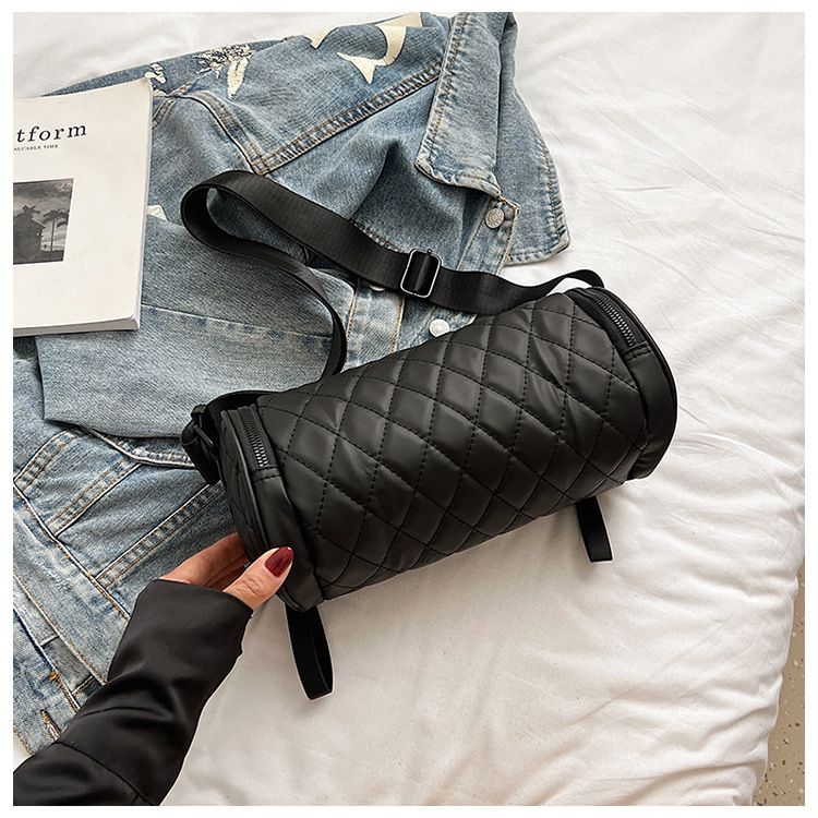 Nischendesigner für Frauen 2025 Neue High-End-Sommer-Stepp-Schulter-Crossbody-Zylindertasche_voghion.com