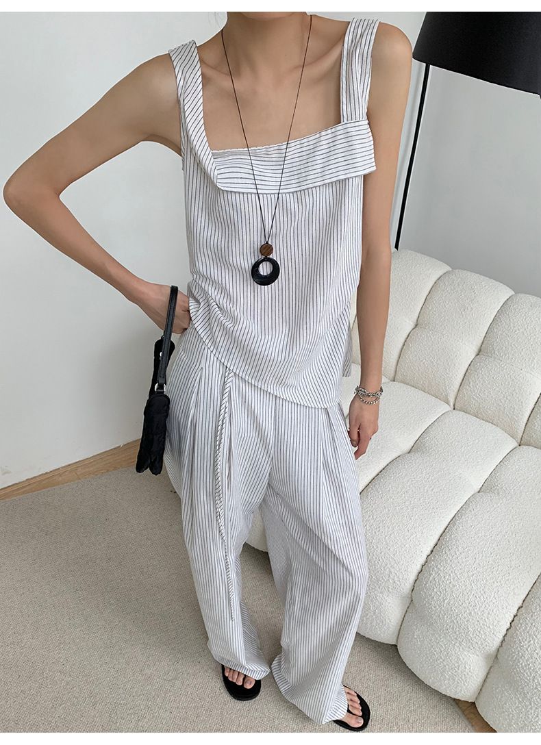 Completo composto da top senza maniche asimmetrico in stile francese e pantaloni a gamba larga in lino a vita alta - Completo estivo casual a righe per donna_voghion.com
