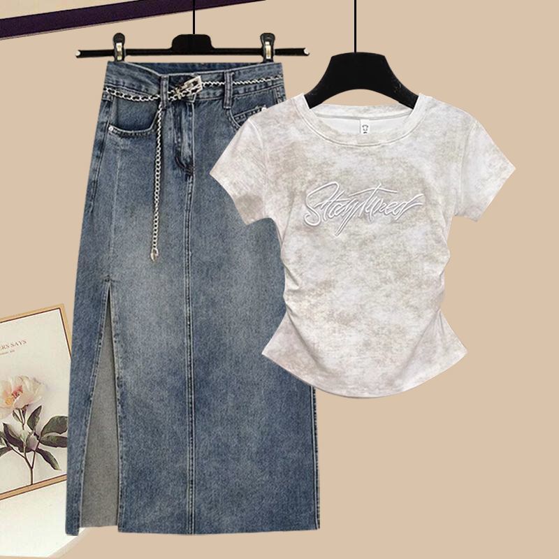 „Set aus besticktem Baumwolltop im Bohemian-Stil und hoch tailliertem Jeansrock im Used-Look – Vintage-Sommeroutfit mit Taillenkette“_voghion.com