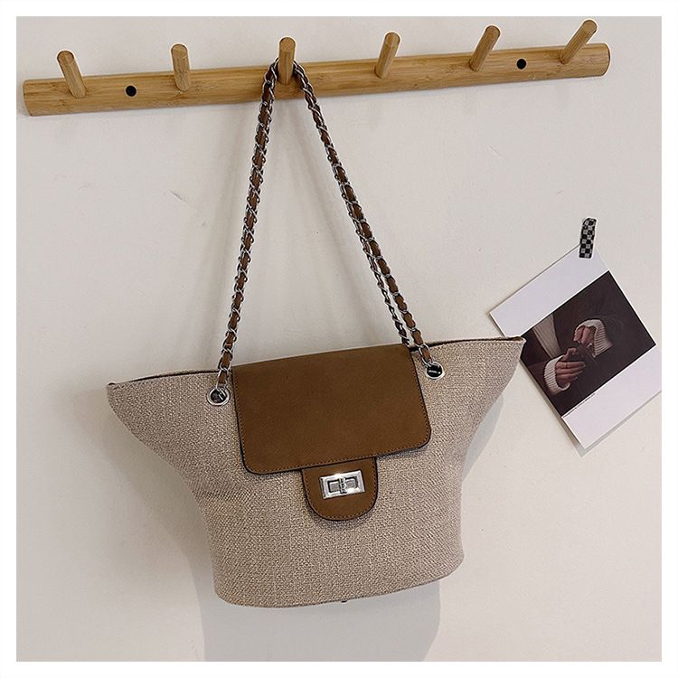2024 Nuova borsa tote coreana grande capacità borsa a tracolla a contrasto di colore borsa alla moda borsa a cestino con tracolla a catena borsa a tracolla alla moda_voghion.com