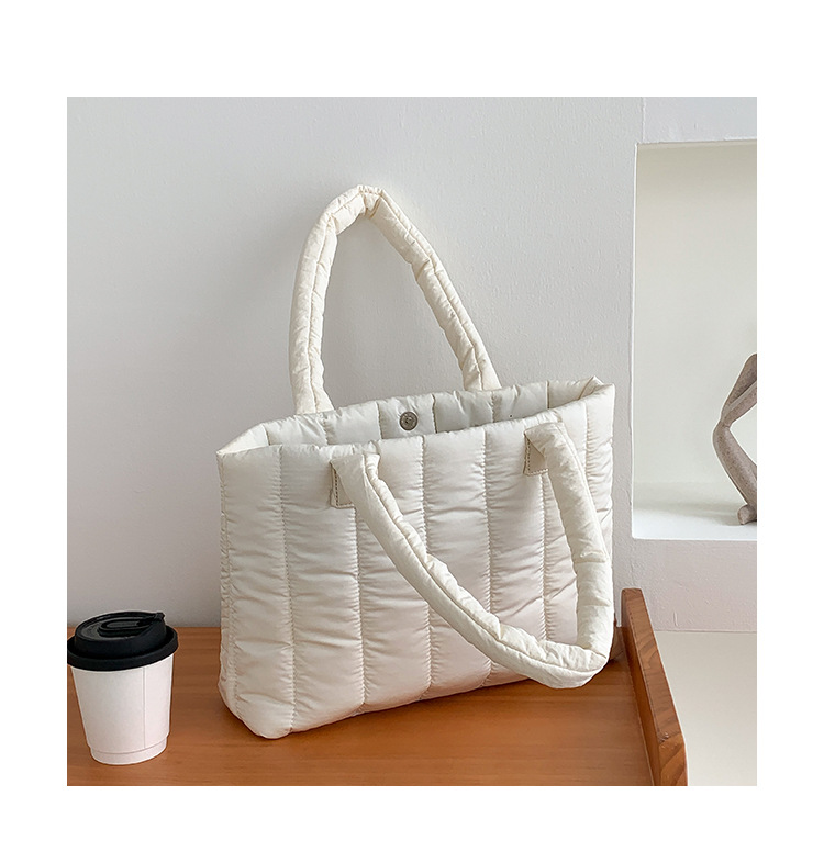 Down Bag Women's 2023 Autunno e inverno New Casual Women's Bag Niche borsa tote monospalla imbottita in cotone a righe di grande capacità_voghion.com