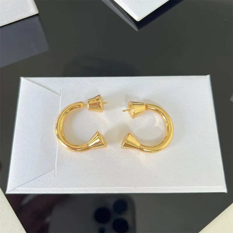 2025 Neue glänzende Ohrringe im europäisch-amerikanischen Stil – schlicht und modisch, C-förmig, vielseitig und elegant._voghion.com