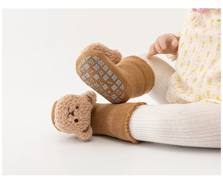 Nei léif Cartoon Bär Puppelchessocken fir Jongen a Meedercher Wanter mëll Kotteng Anti-Rutsch Solid Neigebuerene Klengkannersocken Kanner Déck_voghion.com
